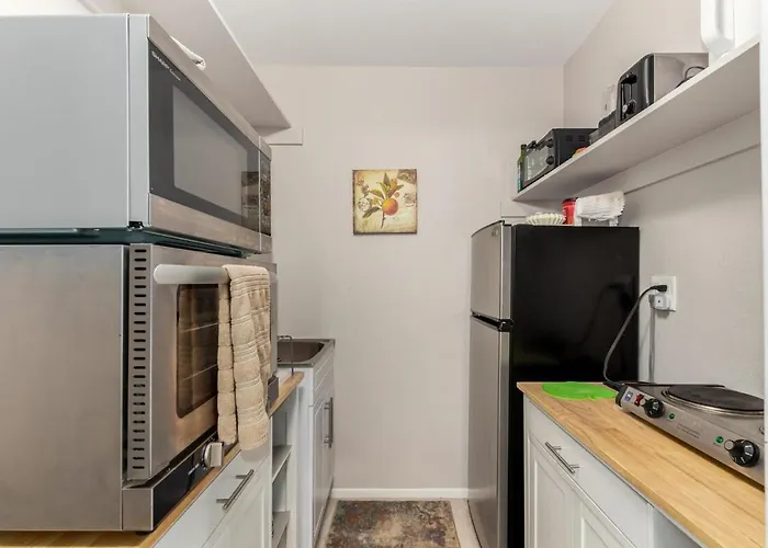 Quaint Abode I 1 Bedroom Ensuite, Patio, Sunsets Sun City West